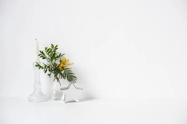 Pequeño ramo con hojas verdes y flores mimosas y pared blanca vacía —  Fotos de Stock