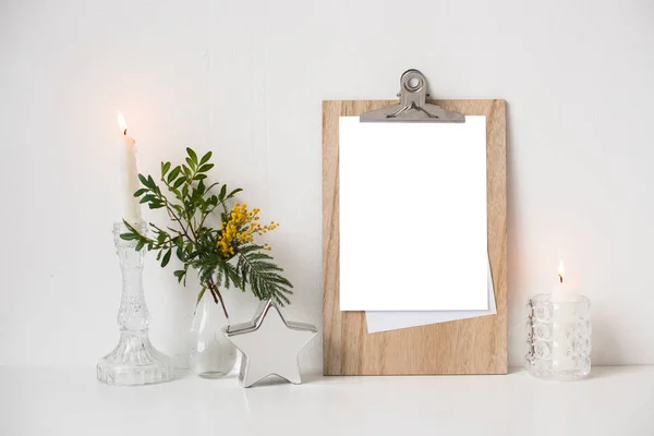 Beyaz duvar arka plan üzerinde boş çerçeve mock-up ile minimalist ev dekorasyonu — Stok fotoğraf