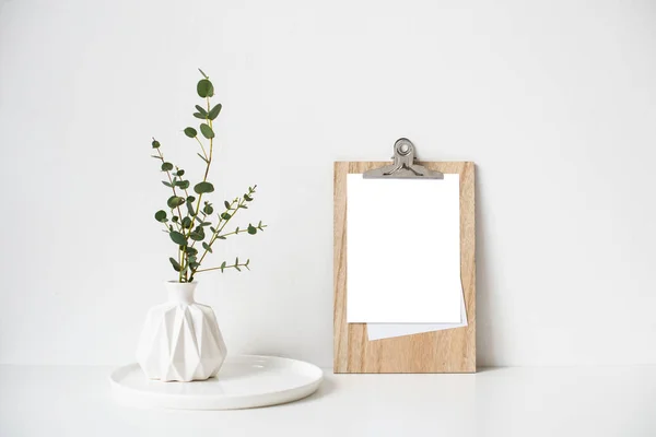 Мінімалістичний домашній декор з порожньою рамкою макет на білому тлі стіни — стокове фото