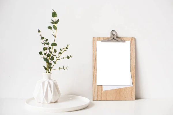 Minimalistische home decor met leeg frame mock-up op witte muur achtergrond — Stockfoto