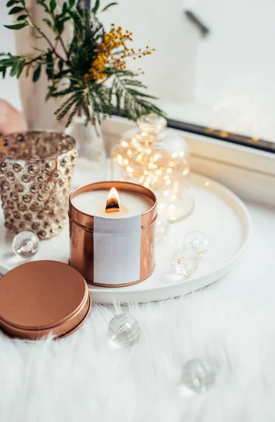 Elegante decoración del hogar con mecha de madera vela ardiente — Foto de Stock