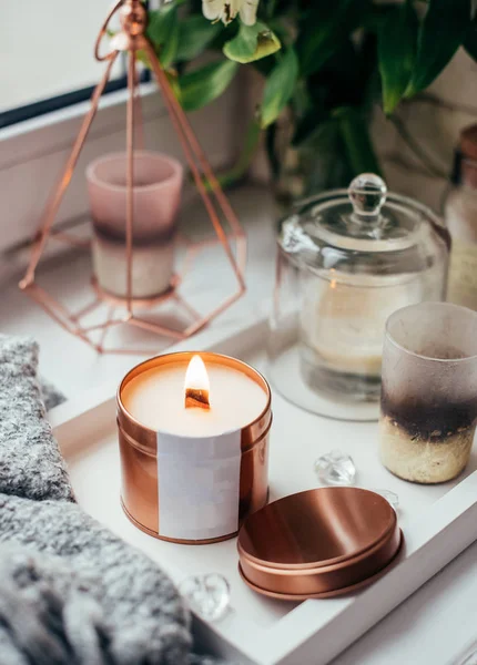 Elegante decoración del hogar con mecha de madera vela ardiente —  Fotos de Stock