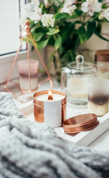 Elegante decoração de casa com pavio de madeira queimando vela — Fotografia de Stock