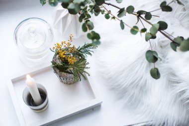 Yanan mum, Mimoza çiçekler ve dalları ile iç tepsi süsleme