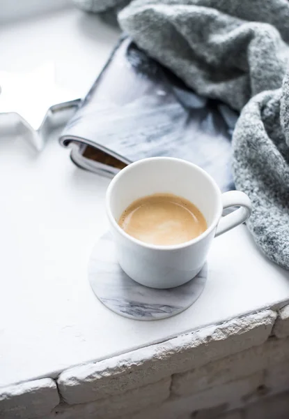 Tasse Espresso auf weißem Tisch mit gemütlichen Details im Inneren — Stockfoto