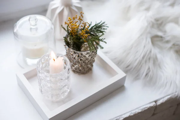 불타는 촛불, 미모사 꽃과 가지와 인테리어 트레이 장식 — 스톡 사진