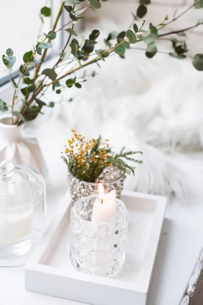 Vnitřní zásobník dekorace s hořící svíčka, mimosa květiny a pobočky — Stock fotografie