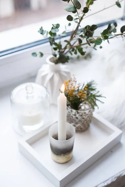 Decoração de bandeja interior com vela ardente, flores mimosa e galhos — Fotografia de Stock