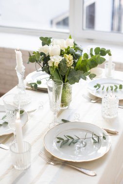 Zarif beyaz çiçekler ve çatal bıçak takımı, yemek masa dekorasyonu ile güzel festival Tablo ayarı 