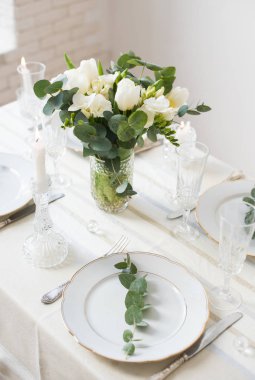 Zarif beyaz çiçekler ve çatal bıçak takımı, yemek masa dekorasyonu ile güzel festival Tablo ayarı 