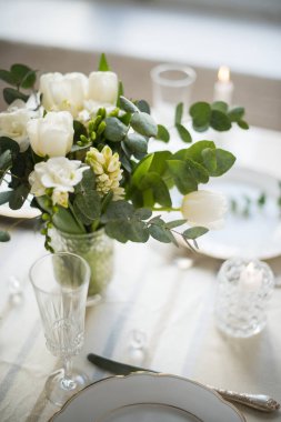 Zarif beyaz çiçekler ve çatal bıçak takımı, yemek masa dekorasyonu ile güzel festival Tablo ayarı 