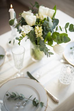 Zarif beyaz çiçekler ve çatal bıçak takımı, yemek masa dekorasyonu ile güzel festival Tablo ayarı 