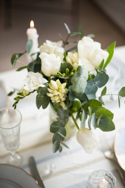 Zarif beyaz çiçekler ve çatal bıçak takımı, yemek masa dekorasyonu ile güzel festival Tablo ayarı 
