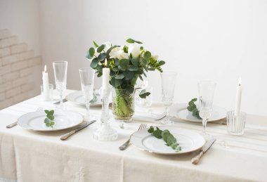 Zarif beyaz çiçekler ve çatal bıçak takımı, yemek masası dekorasyon closeup ile güzel festival Tablo ayarı