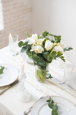 Zarif beyaz çiçekler ve çatal bıçak takımı, yemek masa dekorasyonu ile güzel festival Tablo ayarı 