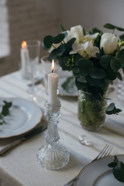 Zarif beyaz çiçekler ve çatal bıçak takımı, yemek masa dekorasyonu ile güzel festival Tablo ayarı 