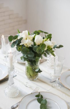 Zarif beyaz çiçekler ve çatal bıçak takımı, yemek masa dekorasyonu ile güzel festival Tablo ayarı 
