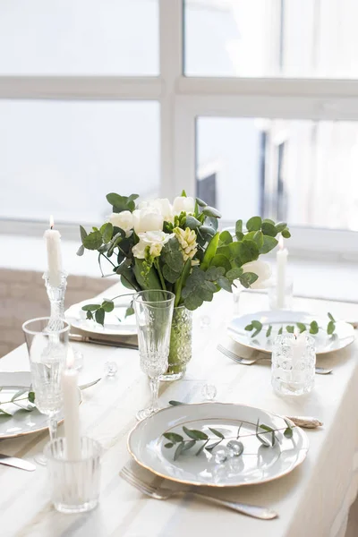 Hermosa mesa festiva con elegantes flores blancas y cubiertos, decoración de la mesa de la cena — Foto de Stock