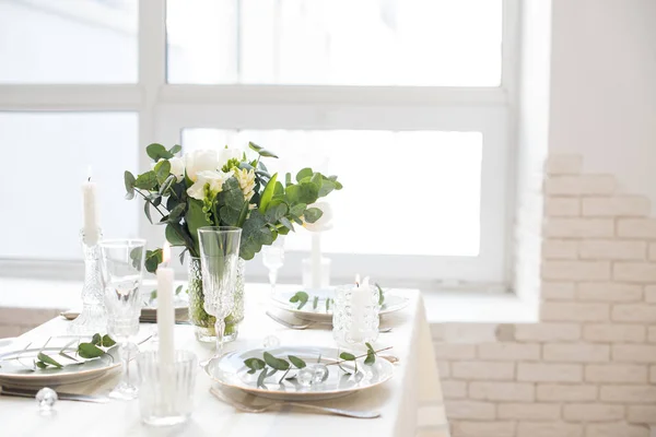 Hermosa mesa festiva con elegantes flores blancas y cubiertos, decoración de la mesa de la cena —  Fotos de Stock