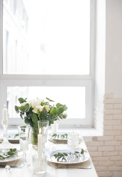 Hermosa mesa festiva con elegantes flores blancas y cubiertos, decoración de la mesa de la cena —  Fotos de Stock