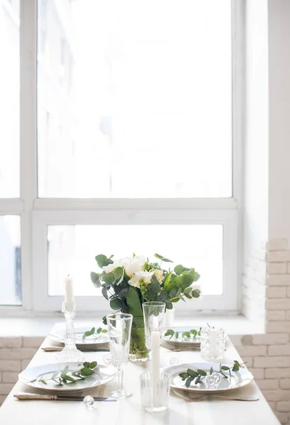 Hermosa mesa festiva con elegantes flores blancas y cubiertos, decoración de la mesa de la cena —  Fotos de Stock