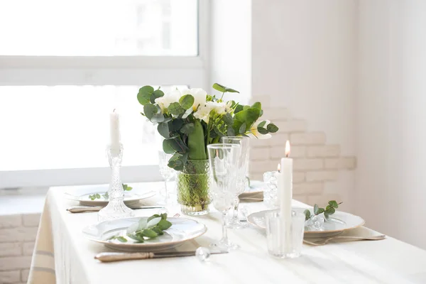 Beau décor de table de fête avec des fleurs blanches élégantes et des couverts, décoration de table de dîner — Photo