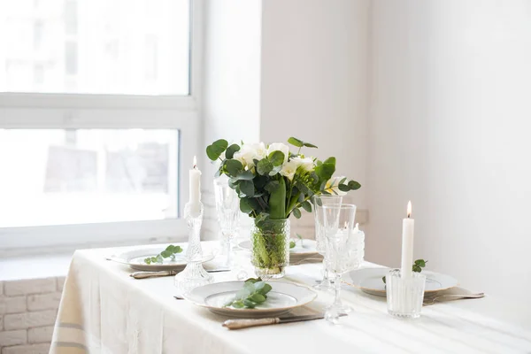 Hermosa mesa festiva con elegantes flores blancas y cubiertos, decoración de la mesa de la cena —  Fotos de Stock