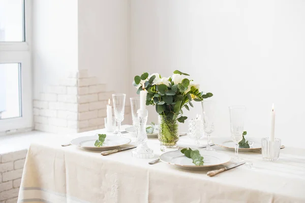 Beau décor de table de fête avec des fleurs blanches élégantes et des couverts, décoration de table de dîner — Photo