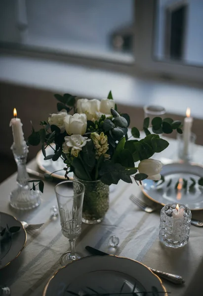 Hermosa mesa festiva con elegantes flores blancas y cubiertos, decoración de la mesa de la cena —  Fotos de Stock