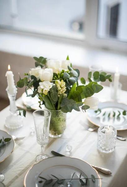 Schöne festliche Tischdekoration mit eleganten weißen Blumen und Besteck, Tischdekoration — Stockfoto