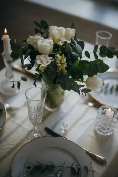 Красива святкова обстановка столу з елегантними білими квітами та столовими приборами, прикраса обіднього столу — стокове фото