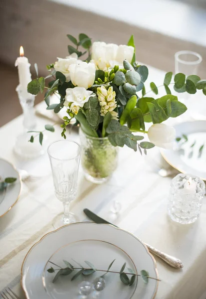मोहक पांढरे फुलं आणि कटलरी, डिनर टेबल सजावट सुंदर उत्सव टेबल सेटिंग — स्टॉक फोटो, इमेज