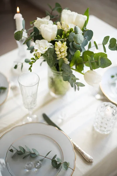 Zarif beyaz çiçekler ve çatal bıçak takımı, yemek masa dekorasyonu ile güzel festival Tablo ayarı 