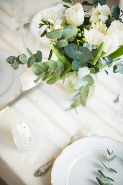 美丽的节日餐桌设置与优雅的白色花朵和餐具, 餐桌装饰 — 图库照片