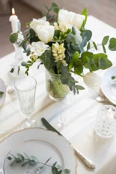 美丽的节日餐桌设置与优雅的白色花朵和餐具, 餐桌装饰 — 图库照片