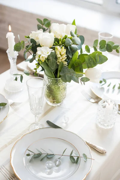 Mooie feestelijke tabel omgeving met elegante witte bloemen en bestek, tafeldecoratie — Stockfoto