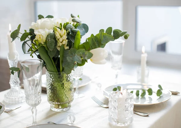 Beau décor de table de fête avec des fleurs blanches élégantes et des couverts, décoration de table de dîner — Photo