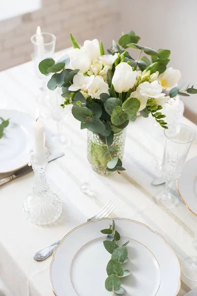 Szép ünnepi asztallal beállítást elegáns fehér virágok és evőeszközök, asztalnál dekoráció — Stock Fotó