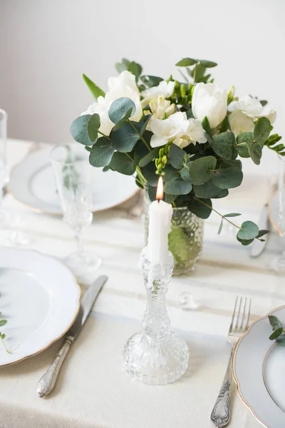 Mooie feestelijke tabel omgeving met elegante witte bloemen en bestek, tafeldecoratie — Stockfoto