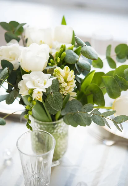 Krásné slavnostní prostírání s elegantní bílé květy a příbory, jídelní stůl dekorace — Stock fotografie