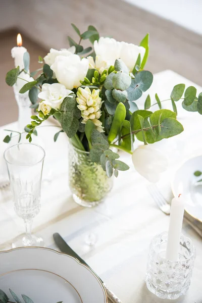 Bela mesa festiva com flores brancas elegantes e talheres, decoração de mesa de jantar — Fotografia de Stock