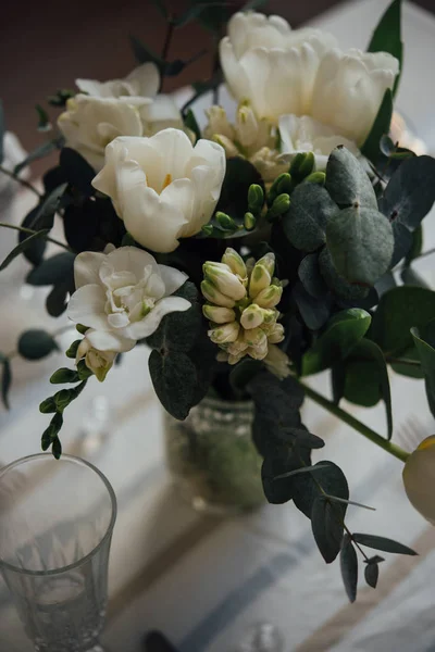 Buquê elegante de freesias brancas, tulipas e jacinto, belo buquê de flores — Fotografia de Stock