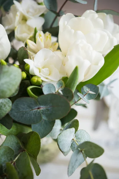 Elegante ramo de freesias blancas, tulipanes y jacinto, hermoso ramo de flores — Foto de Stock