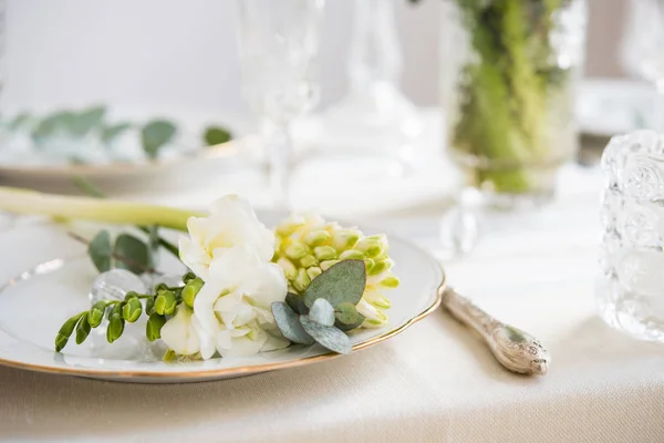 Hermosa mesa festiva con elegantes flores blancas y cubiertos, decoración de la mesa de la cena —  Fotos de Stock