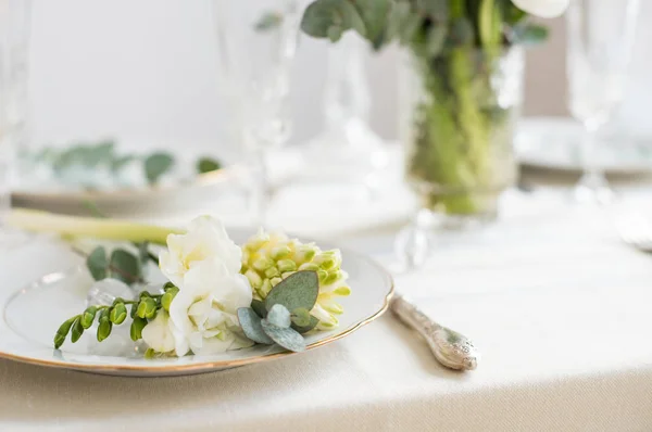 Красивая праздничная сервировка стола с элегантными белыми цветами и столовыми приборами, украшение обеденного стола — стоковое фото
