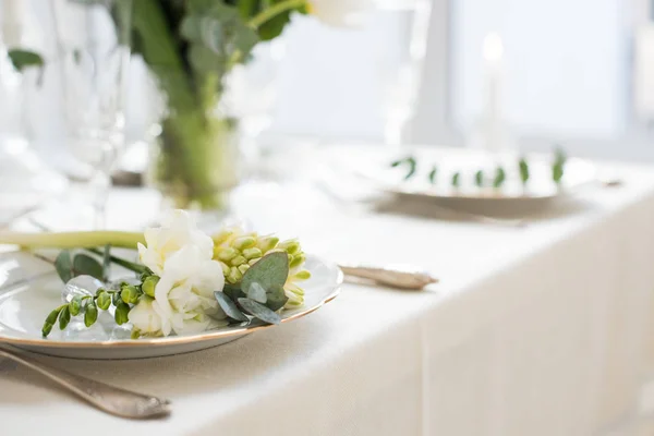 Mooie feestelijke tabel omgeving met elegante witte bloemen en bestek, tafeldecoratie — Stockfoto