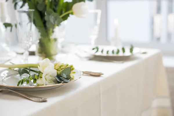 Hermosa mesa festiva con elegantes flores blancas y cubiertos, decoración de la mesa de la cena —  Fotos de Stock