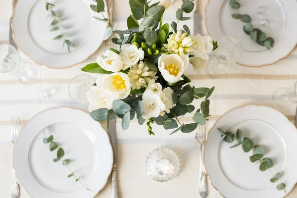 Beau décor de table de fête avec des fleurs blanches élégantes et des couverts, décoration de table de dîner — Photo