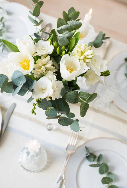 Hermosa mesa festiva con elegantes flores blancas y cubiertos, decoración de la mesa de la cena — Foto de Stock