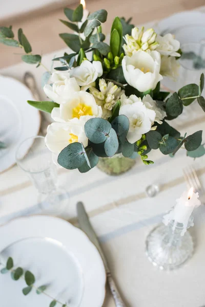 Bela mesa festiva com flores brancas elegantes e talheres, decoração de mesa de jantar — Fotografia de Stock